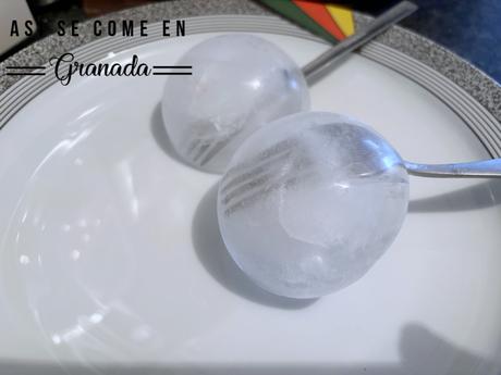 Postre esférico de chocolate negro