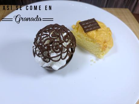 Postre esférico de chocolate negro