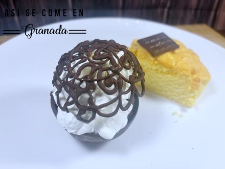 Postre esférico de chocolate negro