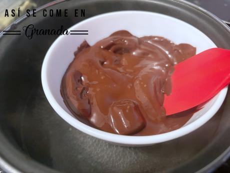 Postre esférico de chocolate negro