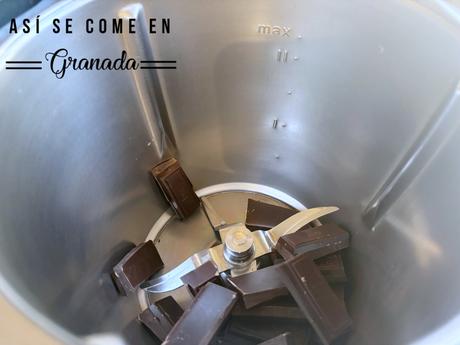 Postre esférico de chocolate negro