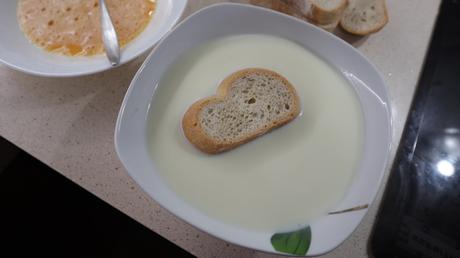 empapando pan leche torrijas sanas