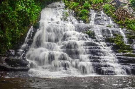 15 mejores lugares para visitar en Costa de Marfil Cascada en el hombre