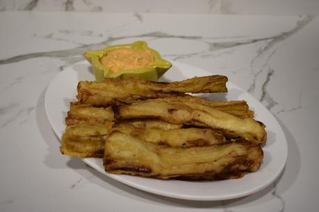 Calçots en tempura y salsa romesco