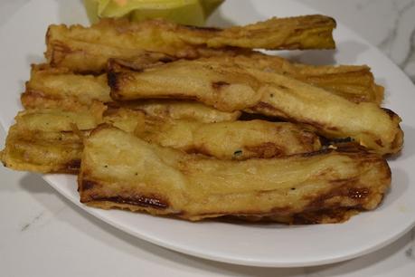 Calçots en tempura y salsa romesco