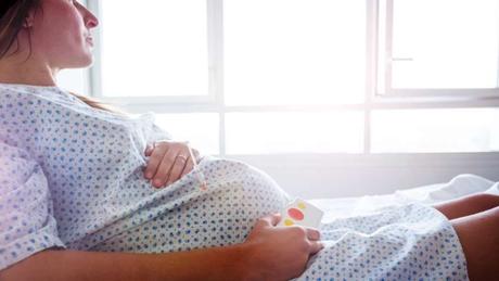 ¿Qué hacer cuando se rompe la bolsa en el embarazo? Consejos y precauciones