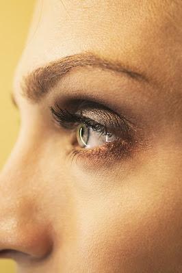 Mujer de perfil con el ojo ahumado en tonos marrones y cobre Mujer de perfil con el ojo ahumado en tonos marrones y cobre