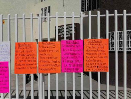 Manifestación de trabajadores de salud en SLP: exigen pagos y derechos