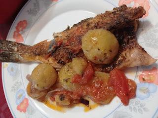 Lubina al horno con tomate, patata y cebolla