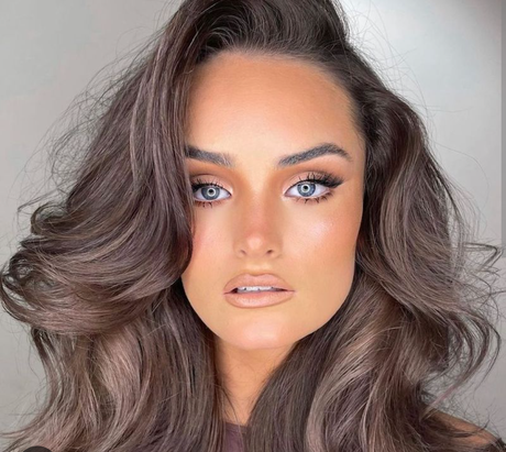 El color del 2024: taupe Brunette, entre el rubio y el castaño