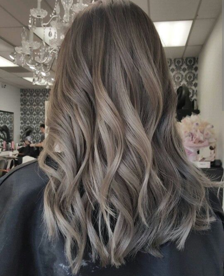 El color del 2024: taupe Brunette, entre el rubio y el castaño