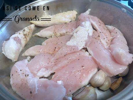 Solomillos de pollo con ajos Solomillos de pollo con ajos