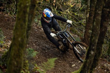 Nuevo video de «Sound of Speed» sorprende con ciclista Kade Edwards derrapando en los cerros de Gales Kade Edwards