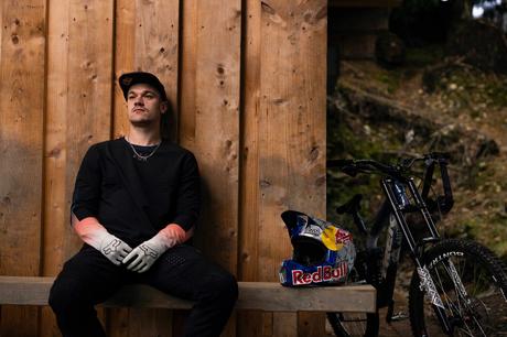 Nuevo video de «Sound of Speed» sorprende con ciclista Kade Edwards derrapando en los cerros de Gales Kade Edwards