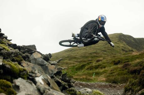 Nuevo video de «Sound of Speed» sorprende con ciclista Kade Edwards derrapando en los cerros de Gales Kade Edwards