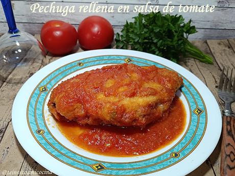 Pechuga rellena en salsa de tomate