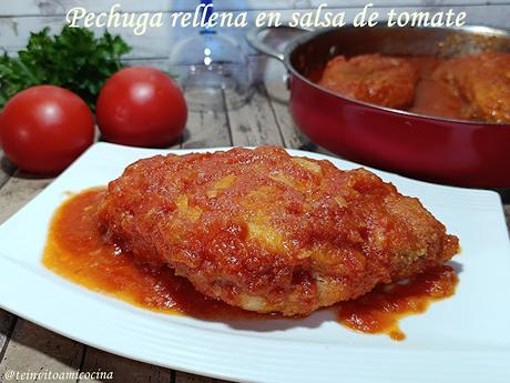 Pechuga rellena en salsa de tomate