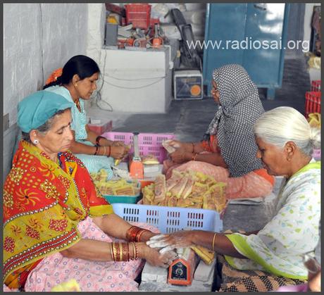 vibhuti packing at sathya sai ashram puttaparthi