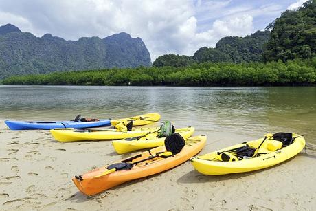 Kayaks en la playa de Ao Thalane