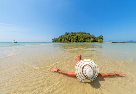 Una mujer relajándose en la playa de Klong Muang