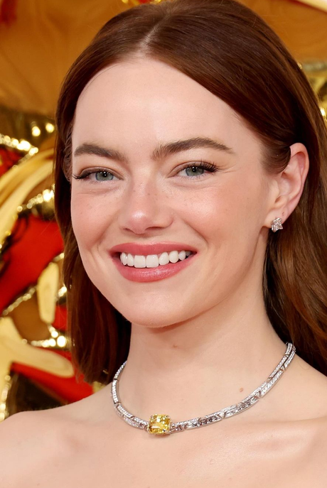 Emma stone oscars 2024 maquillaje y peinado Los Looks de los Oscars 2024: los mejores looks de belleza y peinados.