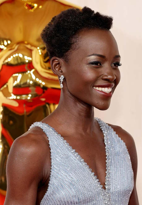 Lupita Nyongo oscars 2024 Los Looks de los Oscars 2024: los mejores looks de belleza y peinados.
