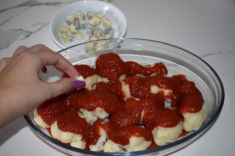 Coliflor con salsa de tomate y queso Gorgonzola