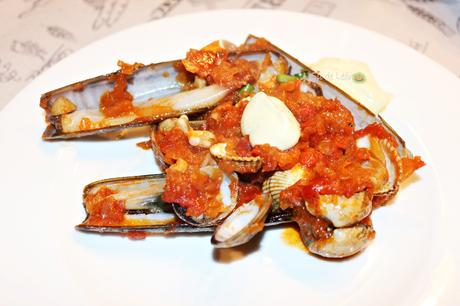 MARISCADA CON TOMATE, CEBOLLA Y PIMIENTO LOS TELARES DE SIL