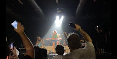 Magüi, la cantante de Ginebras, no entiende nada: ¿qué está pasando con el público de los conciertos?