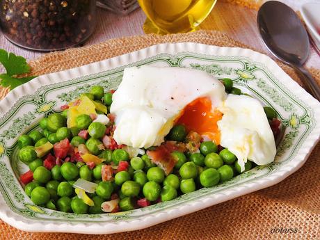 Guisantes con jamón y huevo poché