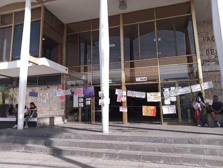 Comunidad universitaria de la UASLP exige restitución de tendederos de denuncias