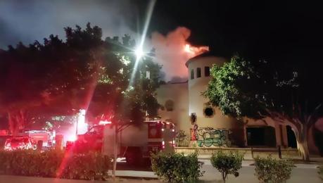 Incendio en casona abandonada de Avenida Carranza controlado por autoridades y Bomberos