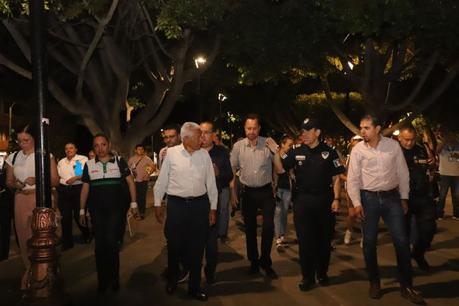 Autoridades, comerciantes y vecinos realizan recorrido nocturno por Carranza para detectar focos de inseguridad