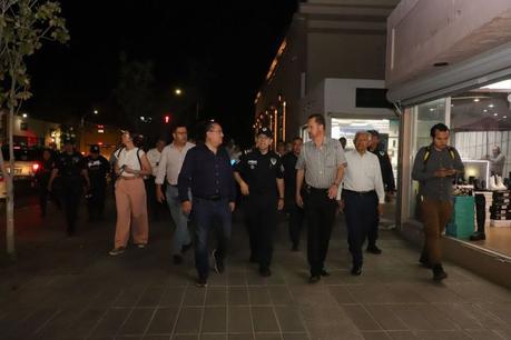 Autoridades, comerciantes y vecinos realizan recorrido nocturno por Carranza para detectar focos de inseguridad