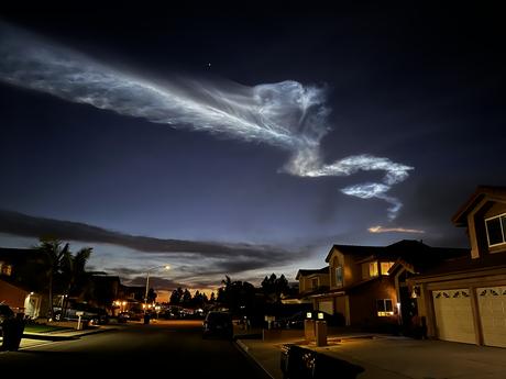Residentes de San Diego miran asombrados cómo el cohete SpaceX deslumbra el cielo del sur de California – NBC 7 San Diego