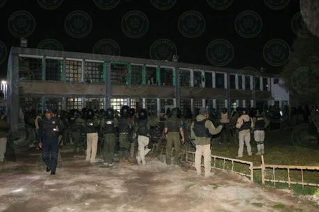 En operativo nocturno trasladan a 13 reos del penal de La Pila