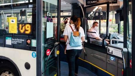 TMB amplía el acceso por las puertas delanteras en el 90% de sus autobuses TMB amplía el acceso por las puertas delanteras en el 90% de sus autobuses