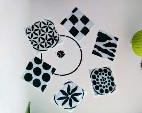 Móvil para bebés en blanco y negro. Móvil para cuna Montessori. Móvil para recién nacidos. Móvil monocromo. Decoración de guardería.