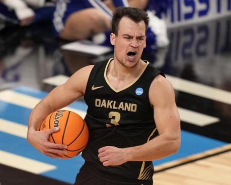 Resultados de March Madness: la victoria de Oakland sobre Kentucky destaca el día 1 del torneo de la NCAA Jack Gohlke de Oakland llevó a Oakland a una sorprendente sorpresa sobre el No. 3 Kentucky el jueves. (Foto AP/Jane J. Pushkar)