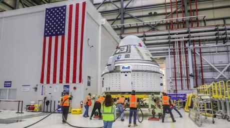 Los equipos han comenzado a alimentar la nave espacial Starliner en el Centro Espacial Kennedy en Florida.