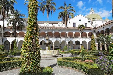 Jardines del patio, fuente y cúpula de la iglesia y monasterio de San Francisco