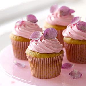 Cupcakes rosa con pétalos