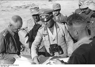 Rommel resuelve seguir explotando las debilidades británicas - 26/01/1942.