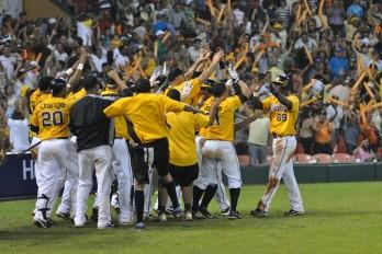 AGUILAS APLASTAN AL ESCOGIDO