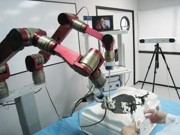 Desarrollan un robot quirurgico que comprende la voz y los gestos del cirujano.
