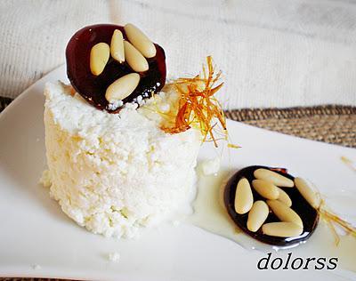 Mató casero con galletas de caramelo y piñones Mató casero con galletas de caramelo y piñones