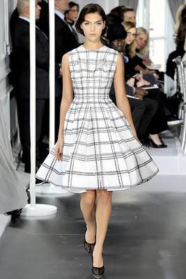 Dior reinterpreta a los años 50 en su desfile de París.