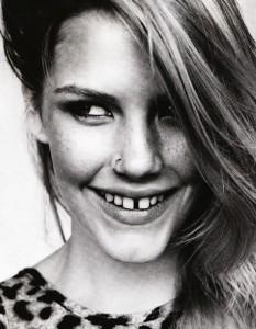 chicaa dientes separados En Gambia, África Occidental, tener los dientes frontales separados (diastema) se llamaba Sakaya Yallah, es decir, la 'abertura de Dios' y se consideraba una señal de sabiduría.