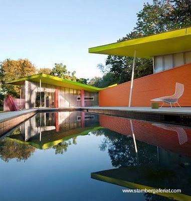 Una moderna casa de colores.
