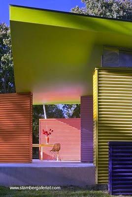 Una moderna casa de colores.